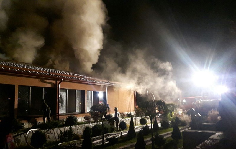 UPDATE: Incendiul de la un hotel din staţiunea Sovata a fost localizat. Focul a izbucnit în sauna unității, care a ars aproape în întregime| GALERIE FOTO