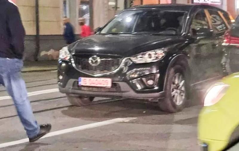 Un șofer de 19 ani și-a parcat mașina pe șine și a blocat zece tramvaie mai mult de o oră, în Iași. Când a apărut, era în pijamale și râdea