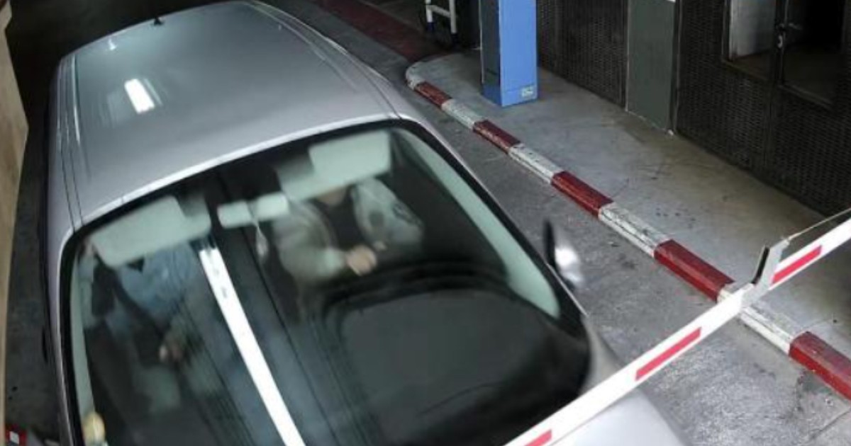 O mașină văzută pe camerele de supraveghere care forțează o barieră