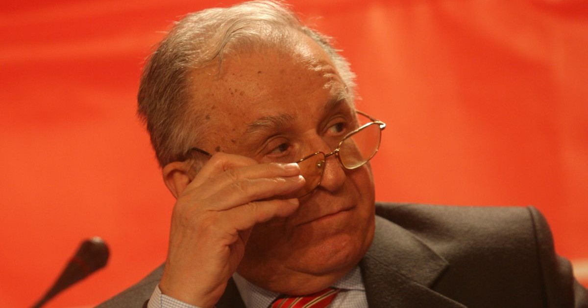 Ion Iliescu își fixează ochelarii cu mâna