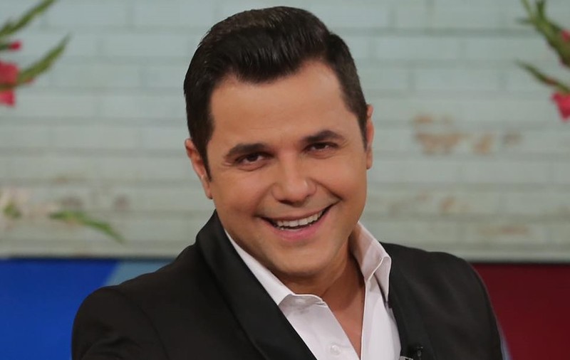 Cove, prima apariție după ce a semnat cu Prima TV. Prezentatorul a apărut în brațele Lorei