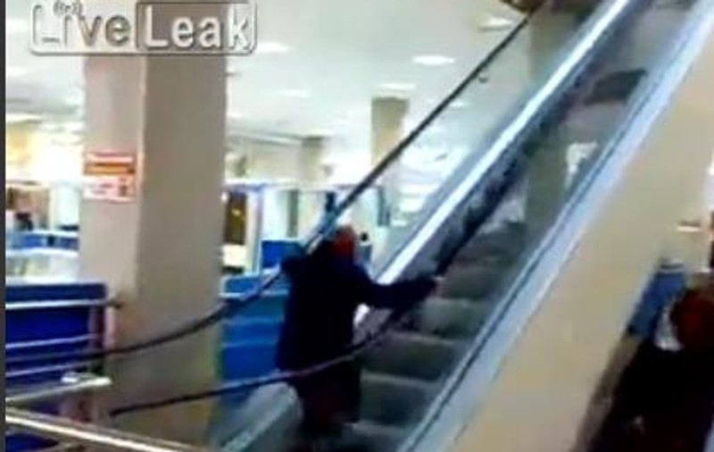 Black Friday în Rusia! Uite cum încearcă o bătrânică să ajungă la reduceri | VIDEO