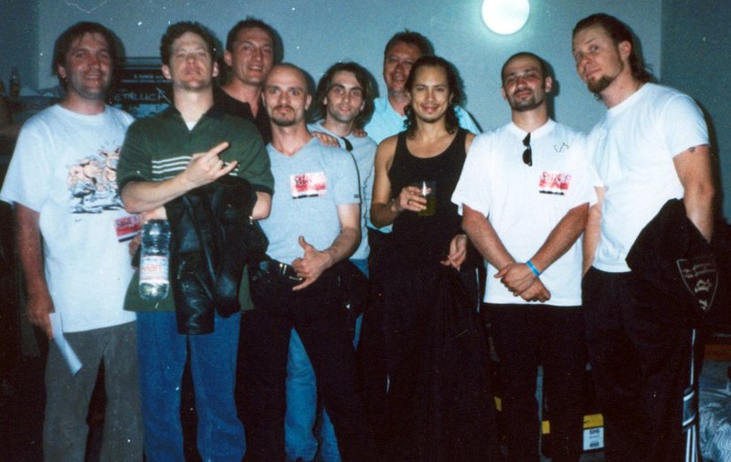 Fotografii inedite din anul 1999: Metallica, în culise, alături de trupa Antract