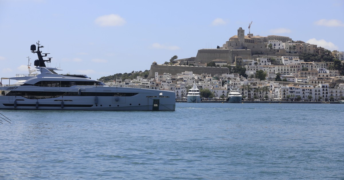 Un iaht sosește în portul Ibiza.