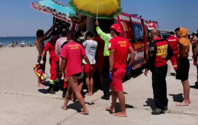 Steag roșu pe litoral, turiștii continuă să intre în marea agitată. Două persoane, salvate în ultima clipă de salvamari