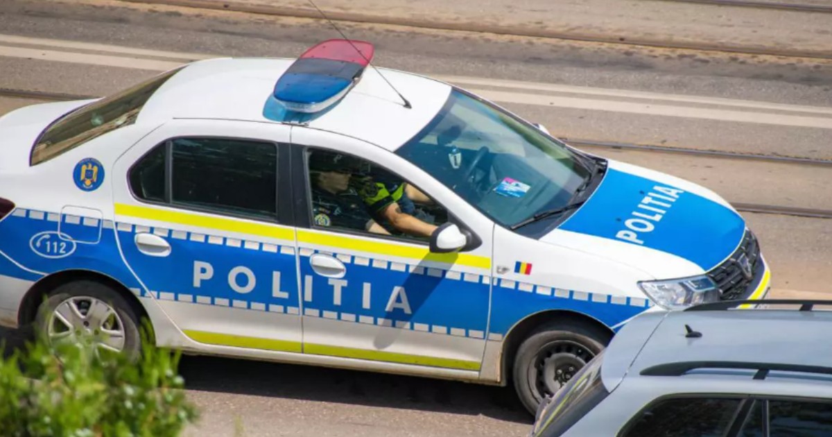 O mașină de poliție în timp ce se deplasează pe șosea
