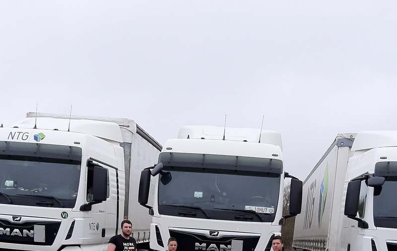 Șoferii români de TIR lăsați în Danemarca fără salarii au ajuns în țară: ”Patronul ne-a blocat și cardurile de motorină”