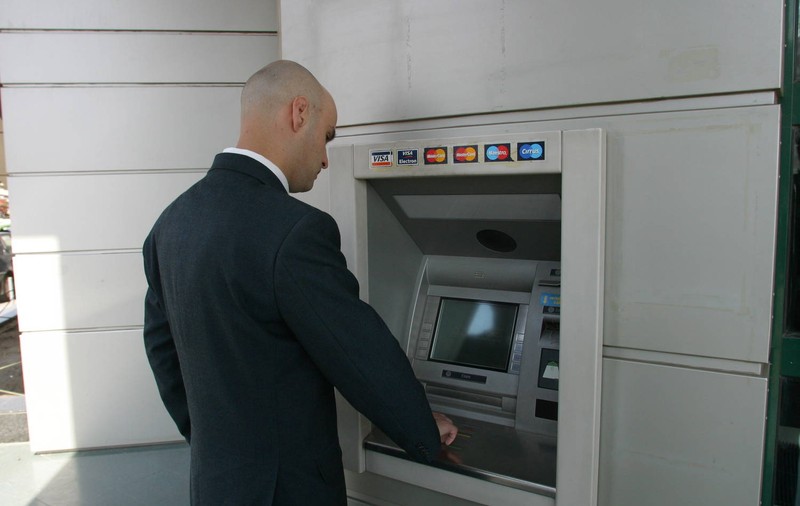 Vopseau bancomatele ca să ”ia ochii” victimelor