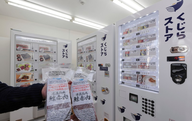 Carne de balenă, vândută la tonomate în Japonia. Compania producătoare, criticată dur de activiști