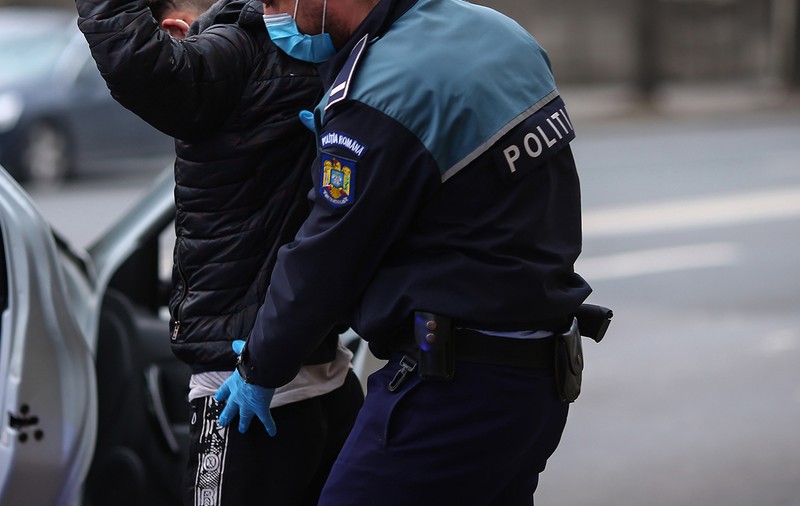Cum au reușit polițiștii să găsească după 5 ani un bărbat acuzat că a violat și desfigurat o femeie. Între timp, victima a murit