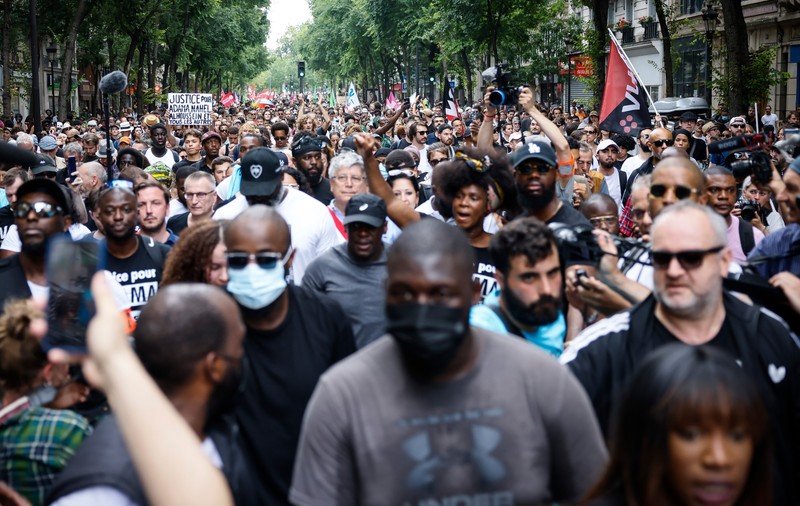 Sute de oameni au sfidat, la Paris, interdicția de a protesta, la o săptămână după revoltele urbane care au aruncat Franța în haos. VIDEO