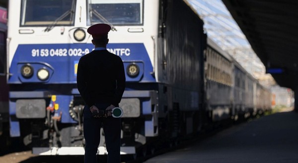Pensionarii din România primesc bilete de tren cu 50% reducere și pentru anul 2027. Sursă foto: Hepta.