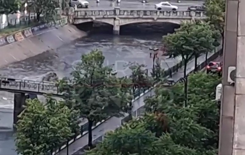 Caseta de beton de pe Dâmbovița a refulat în urma ploii torențiale. Au apărut „fântâni arteziene” cu ape uzate în centrul Bucureștiului
