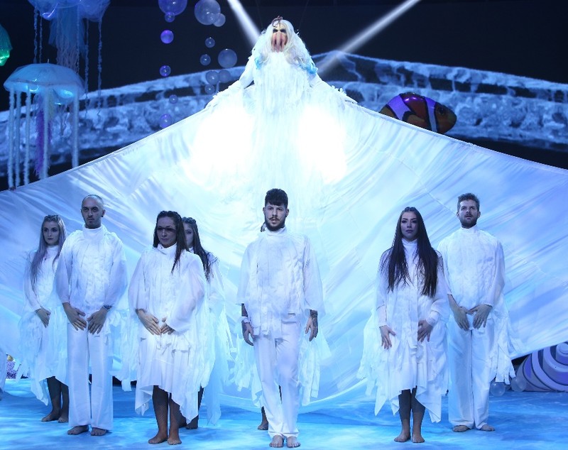 S-a transformat în Lady Gaga și a cântat în hamuri, deasupra scenei,  deși îi e frică de înălțime | FOTO