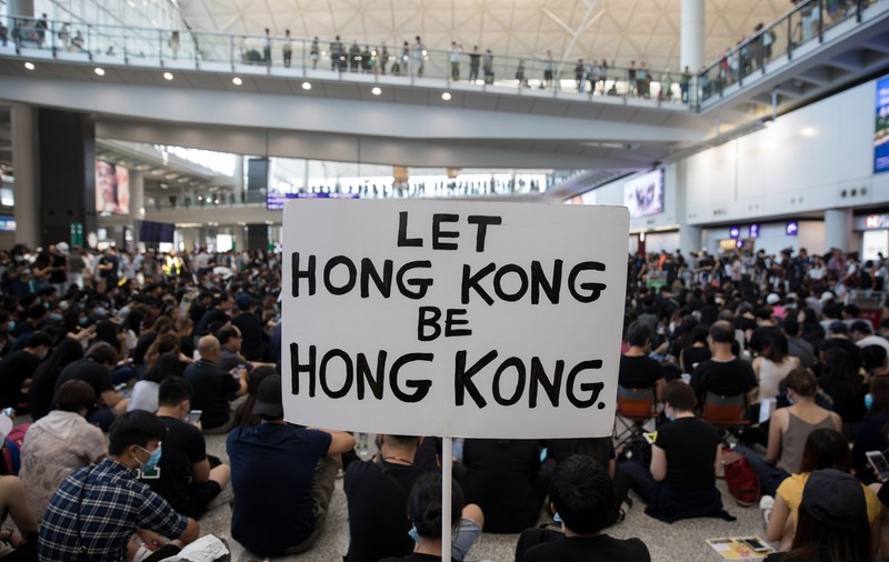 Facebook și Twitter au suspendat mii de conturi din China, care făceau propagandă pentru Beijing împotriva protestatarilor din Hong Kong