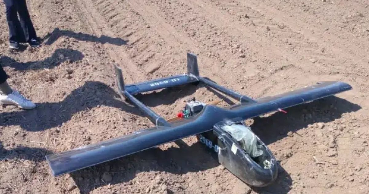 O bucată dintr-o dronă căzută pe un câmp