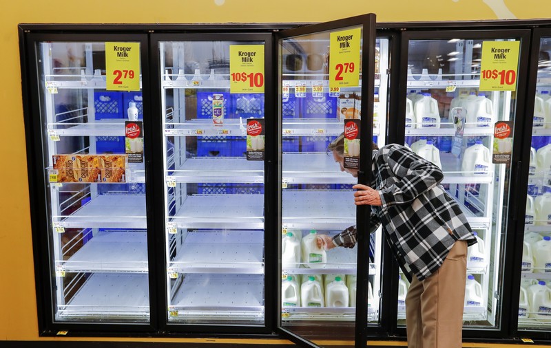 Un supermarket din Marea Britanie renunță la data de expirare a laptelui. Cum va fi stabilită valabilitatea