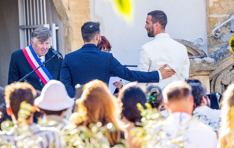 Creatorul de modă Simon Porte Jacquemus s-a căsătorit cu iubitul, cu Marco Maestri. La ceremonie a participat și o vedetă cu origini românești