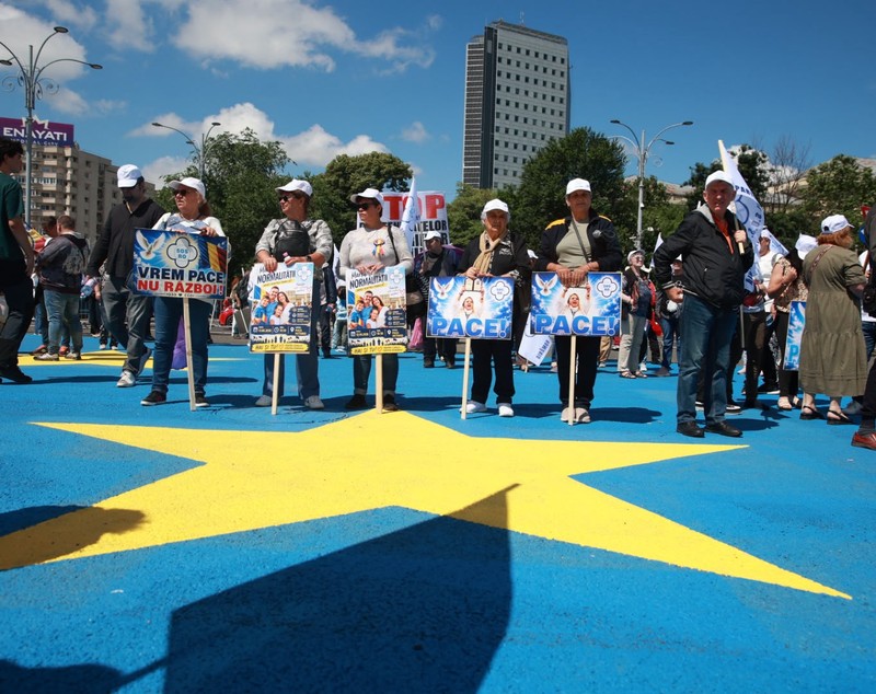„Marșul Normalității”, condus de Diana Șoșoacă, a adunat câteva sute de oameni: scandări împotriva minorităților și a lui Ilie Bolojan