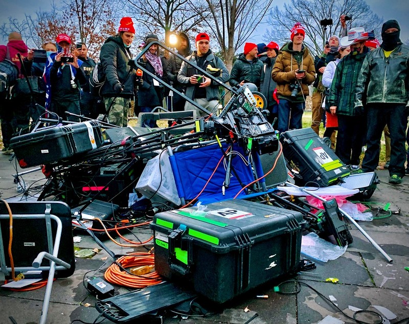 Jurnaliștii care relatau despre incidentele de la Capitoliu, ținta susținătorilor lui Trump. Echipamentele media au fost distruse