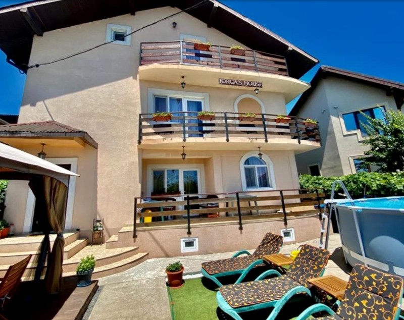 Cât costă să te cazezi în vila familiei lui Leo Iorga din Eforie Nord. Ce nemulțumiri au unii turiști. „Nu aveți voie”