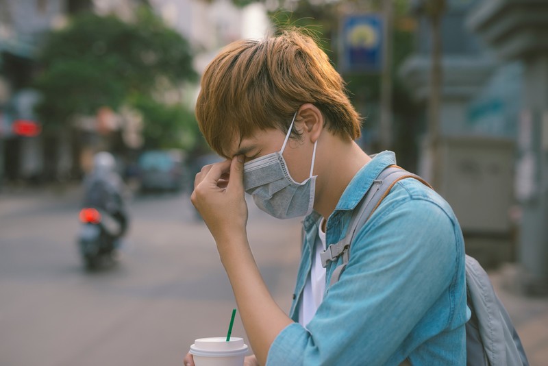 Majoritatea persoanelor infectate cu coronavirus ajung să prezinte unele simptome