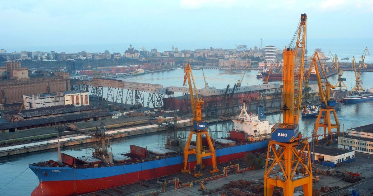 Nava de transport "Sotiria" se afla ancorata, luni 24 octombrie 2005, la cheiurile portului comercial Constanta