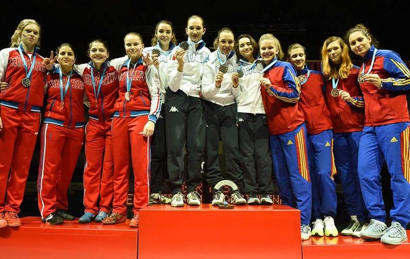 Viitor de bronz. Echipa feminină de cadete, locul 3 la spadă, la Europenele de scrimă din Serbia