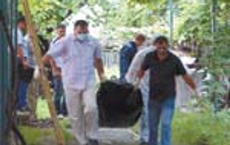 Ucisa si aruncata langa alt cadavru