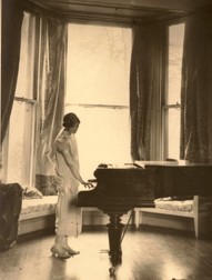 Vera Moore la pian, colecție privată, fotograf anonim