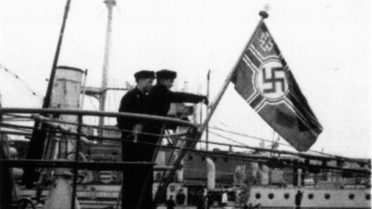 Submarinul cu care ar fi fugit Hitler în America de Sud a fost descoperit pe fundul mării. Marinari naziști pe un vas alături de steagul cu svastica