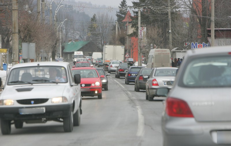 Circulaţie îngreunată pe mai multe drumuri naţionale, din cauza ploii torenţiale şi a vântului. Trenurile spre Bucureşti au întârzieri