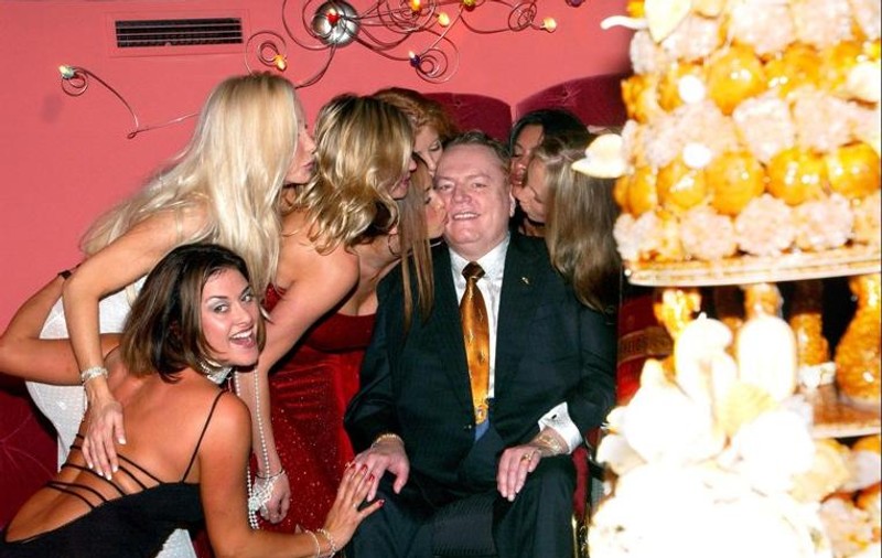 Compania lui Larry Flynt, Hustler Video, amendată pentru că nu le oferă actorilor prezervative 