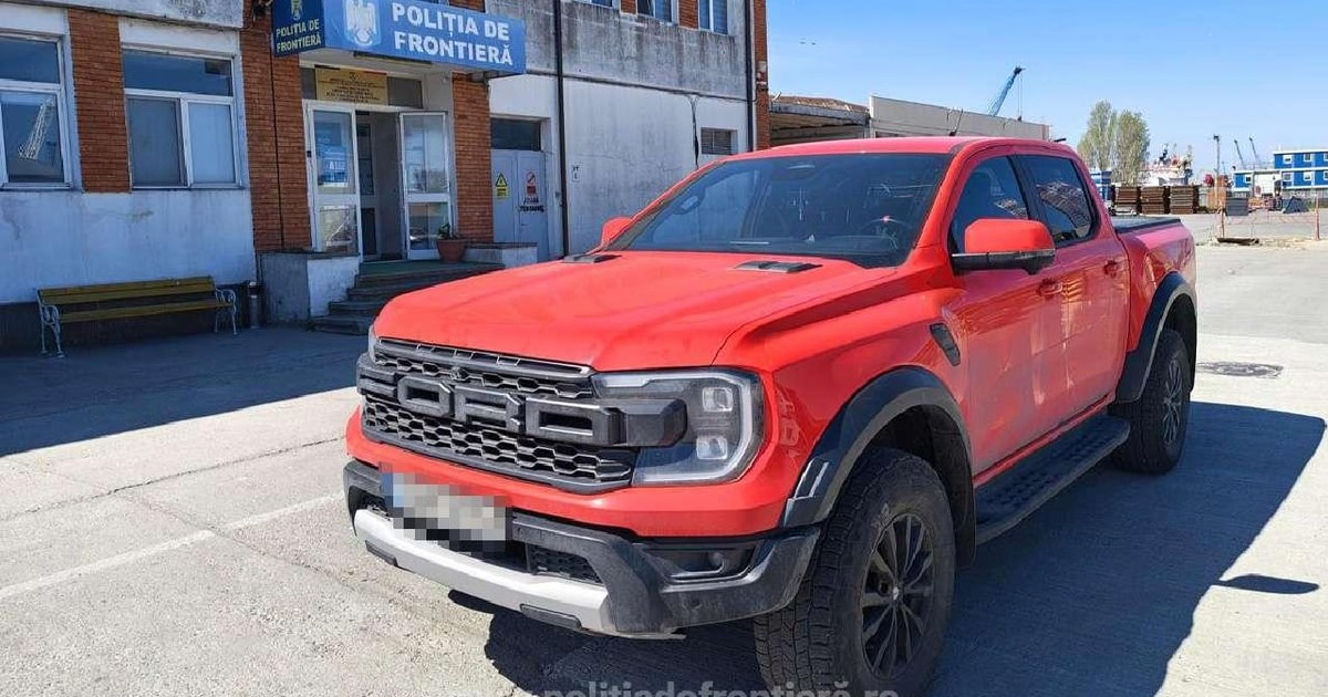 Un Ford Ranger rosu, în Portun Constanța, în fața Poliției de frontieră