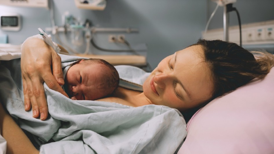 mama-nastere-nou-nascut