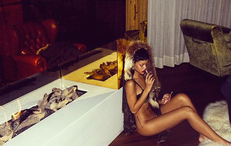 Rihanna, ÎN SUTIEN, dar FĂRĂ CHILOŢI în faţa şemineului! Iată imaginile care au făcut RAVAGII pe internet! FOTO