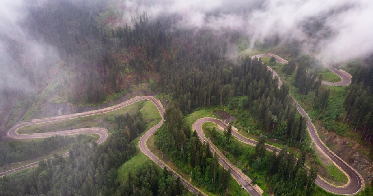 Cele mai spectaculoase șosele montane din România mai puțin cunoscute - Imagine din dronă care suprinde o succesiune de serpentine pe Transrarău.