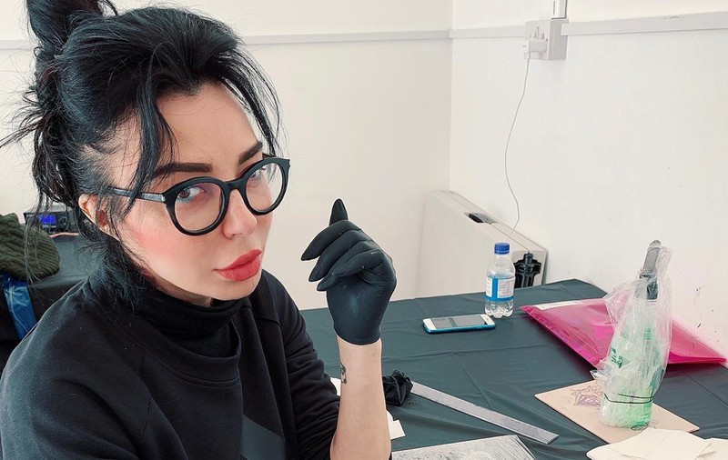 DJ Wanda a fost admisă la Academia de tatuaje din Marea Britanie