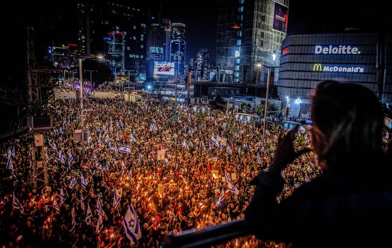 În ziua în care mii de israelieni au protestat față de politica sa, Benjamin Netanyahu a fost operat de hernie