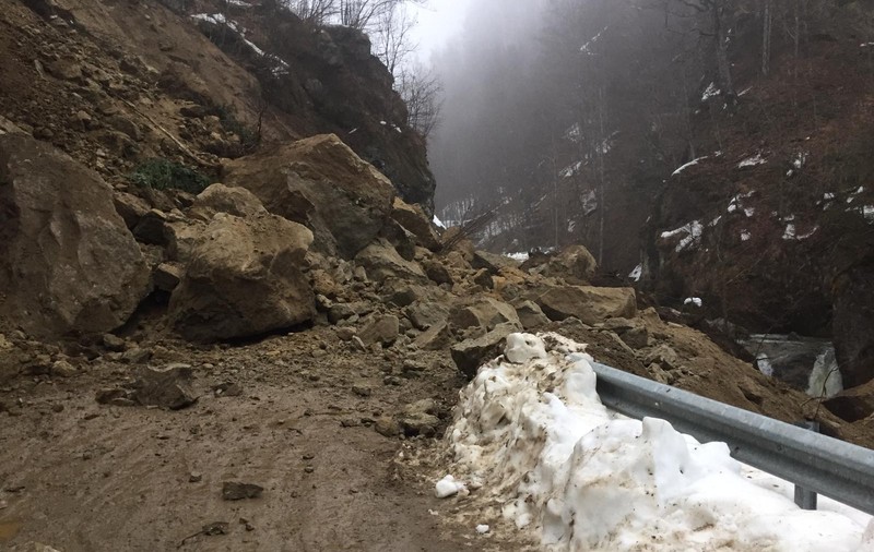 Drumul spre Schitul Pahomie din Vâlcea este blocat. O stâncă a căzut de pe munte / FOTO