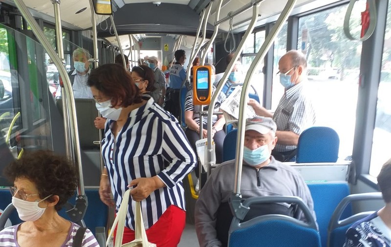 VIDEO| Un bărbat care se dădea drept polițist, prins în autobuz. Individul nu mai era agent de 10 ani. Cum a fost demascat