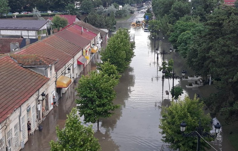 Centrul orașului Cernavodă, inundat după o ploaie torențială (FOTO & VIDEO)