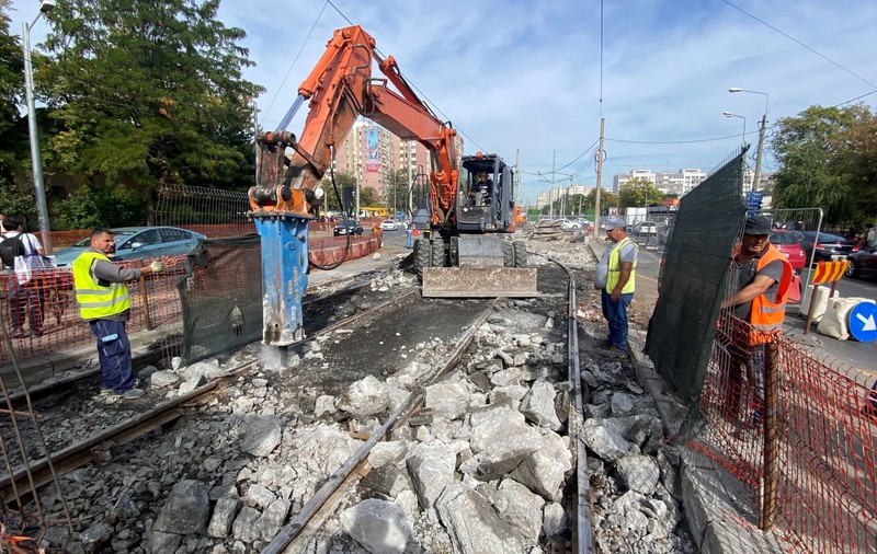FOTO. În vizită pe șantierul de pe linia lui 41, de la Piața Drumul Taberei. „Băgăm material, muncim fără pauză numai să terminăm la timp”