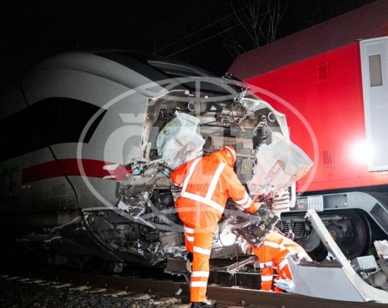 Un șofer român de TIR a sărit din cabină și a lăsat camionul pe șine, când a văzut că vine trenul, în Germania. Un mort și 25 de răniți