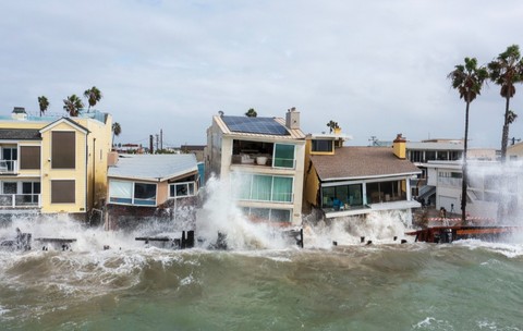 Valuri puternice provocate de furtuna tropicală Rachel lovesc casele de pe plajă din Long Beach, California.