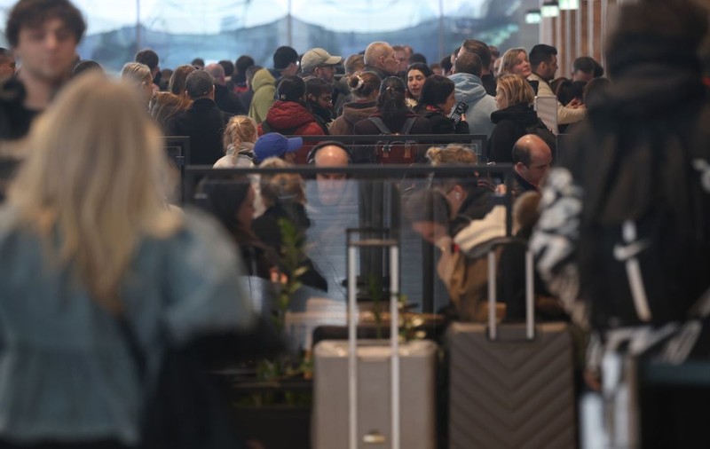 Trei aeroporturi din Norvegia, înghețate din cauza grevei controlorilor de trafic aerian. Zeci de călători au fost afectați