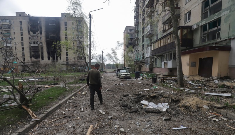 Clădiri rezidențiale avariate în timpul unui bombardament în Severodonețk, nord-vest de Lugansk, Ucraina. Foto: EPA