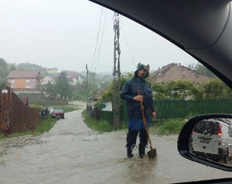 Prăpăd în județul Vâlcea! Mașini luate de viitură și zeci de case inundate