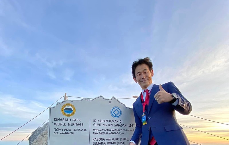 Un designer japonez a escaladat în costum unul dintre cei mai înalți munți din lume pentru a dovedi fiabilitatea materialelor sale: „Sunt gata pentru o întâlnire de afaceri”