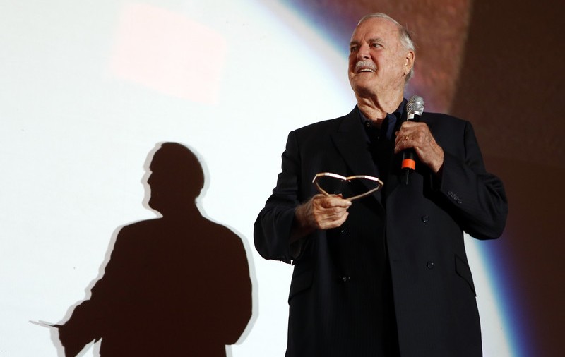 Un episod dintr-un serial cult britanic din anii '70, retras de pe o platformă de streaming din cauza ”insultelor rasiale”. Actorul John Cleese protestează